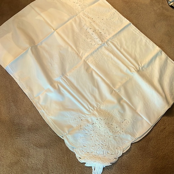 BATTENBERG LACE TABLECLOTH - Picture 2 of 5